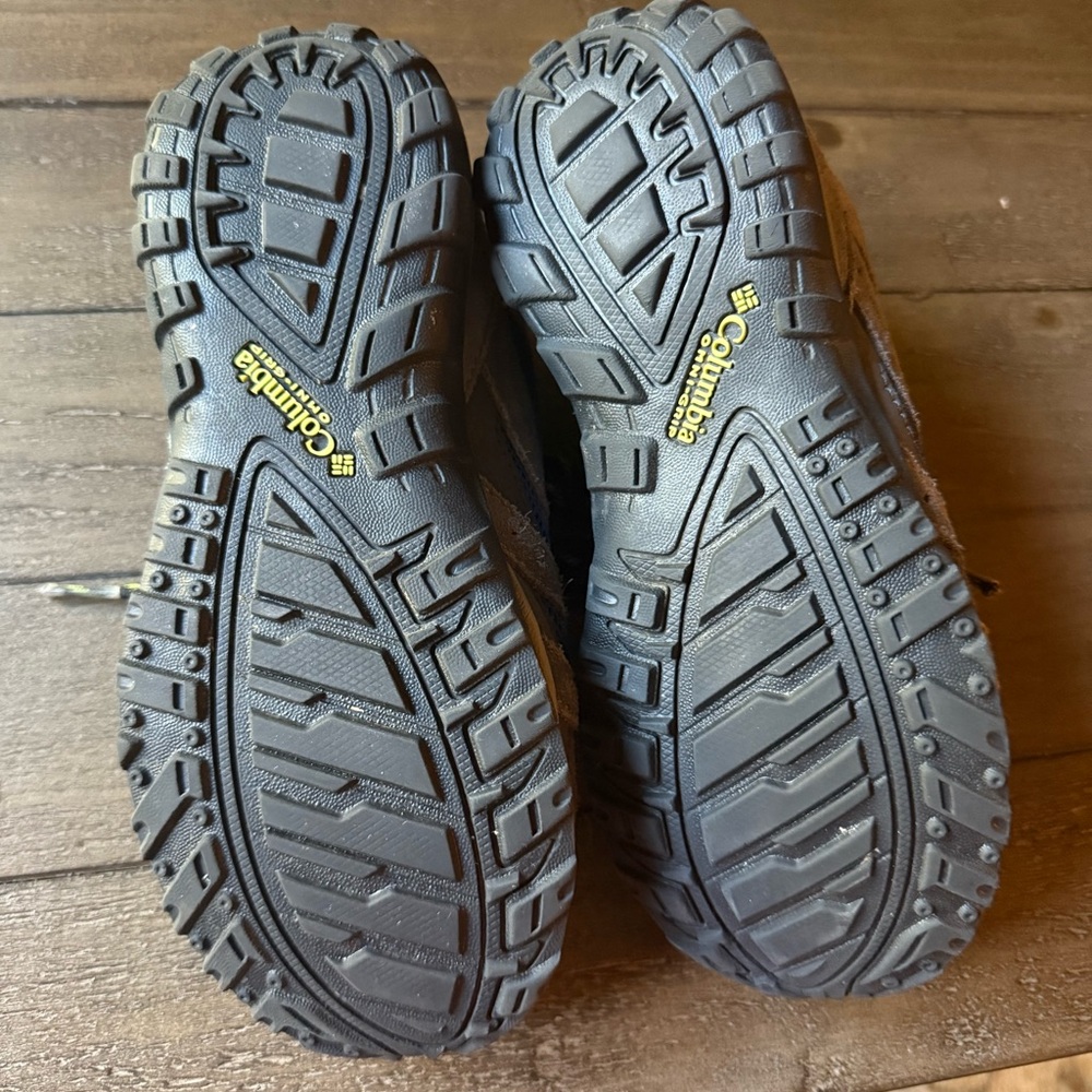 Columbia Boys Hiking Shoes Size 3 Like New - Picture 2 of 4